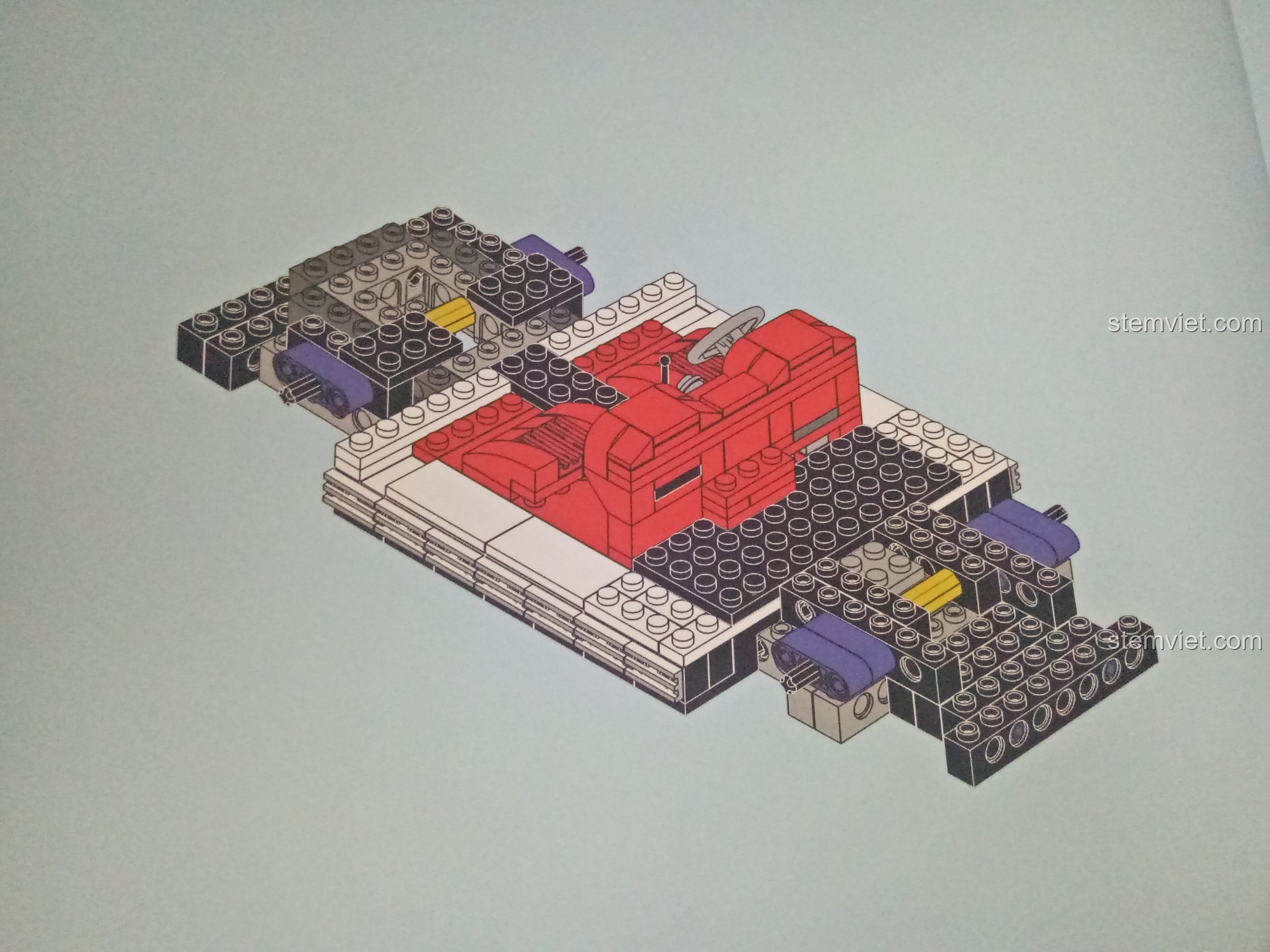 Mô hình khung gầm và ghế lái màu đỏ của xe hơi cổ điển đang được lắp ráp từ bộ đồ chơi mô hình Xingbao.