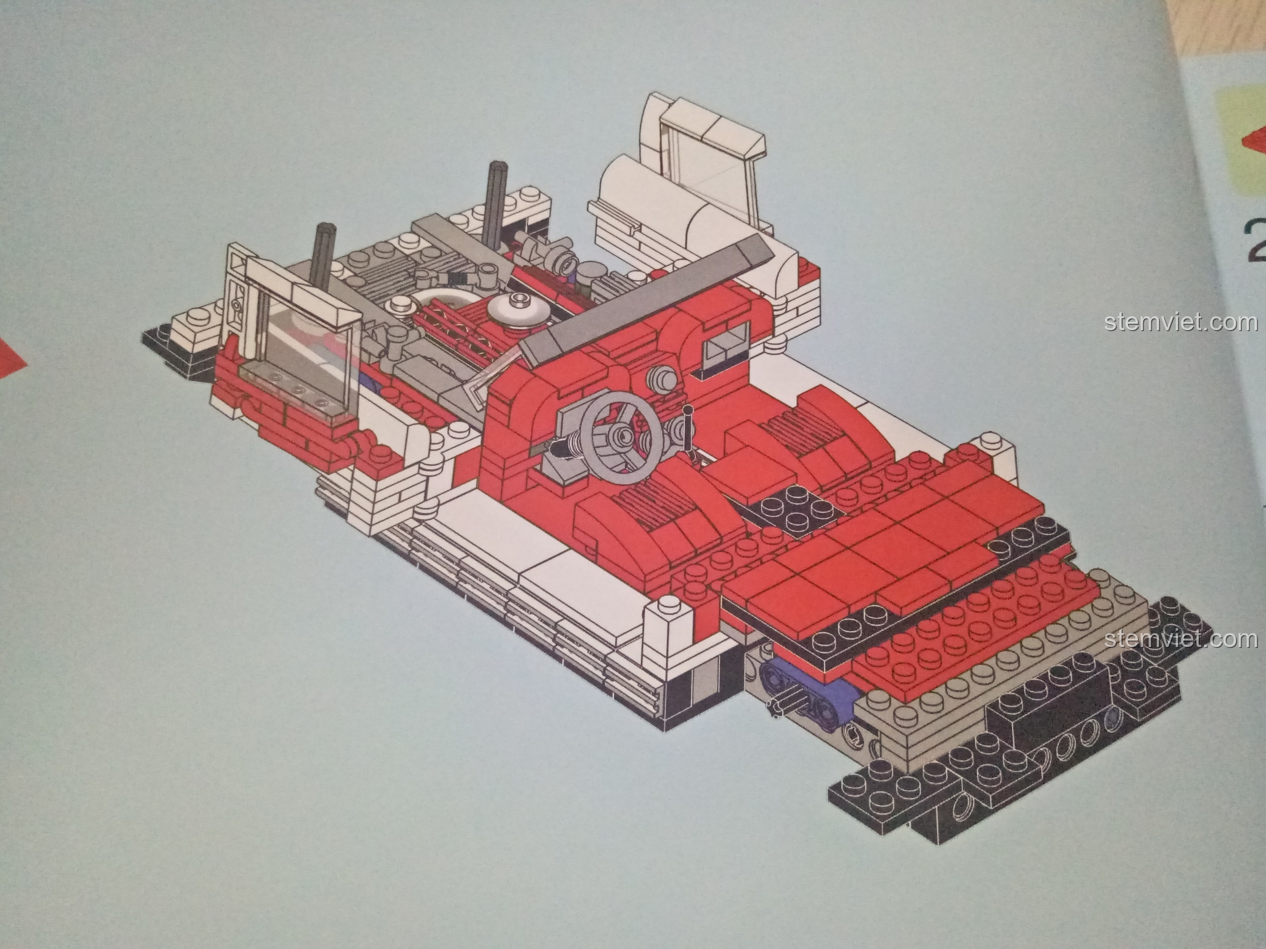 Mô hình xe hơi cổ điển đang dần hoàn thiện với phần nội thất và động cơ chi tiết.