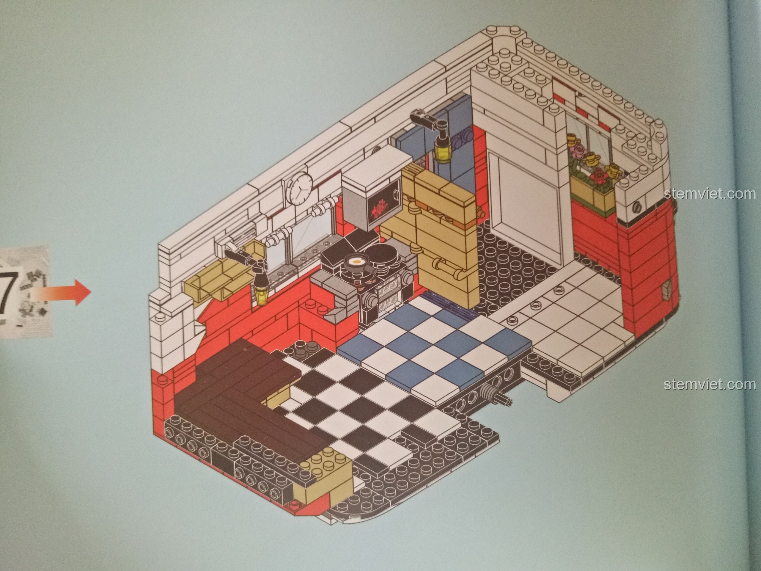 Nội thất nhà moóc gần hoàn thiện với đầy đủ bếp, tủ, đồng hồ và hoa trang trí.