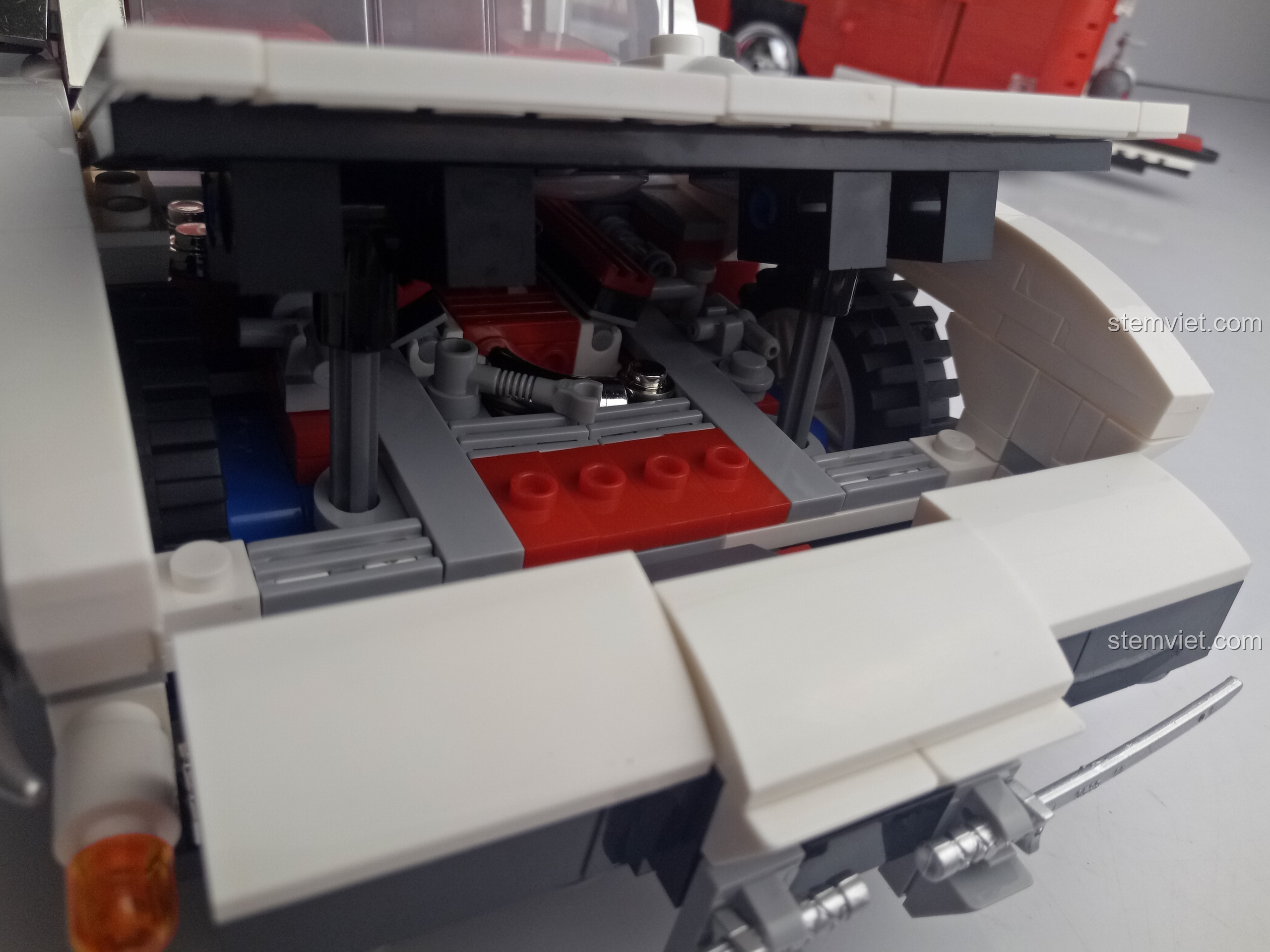 Phần đầu xe hơi cổ điển được trang trí bằng hai thanh kiếm samurai làm cản trước.