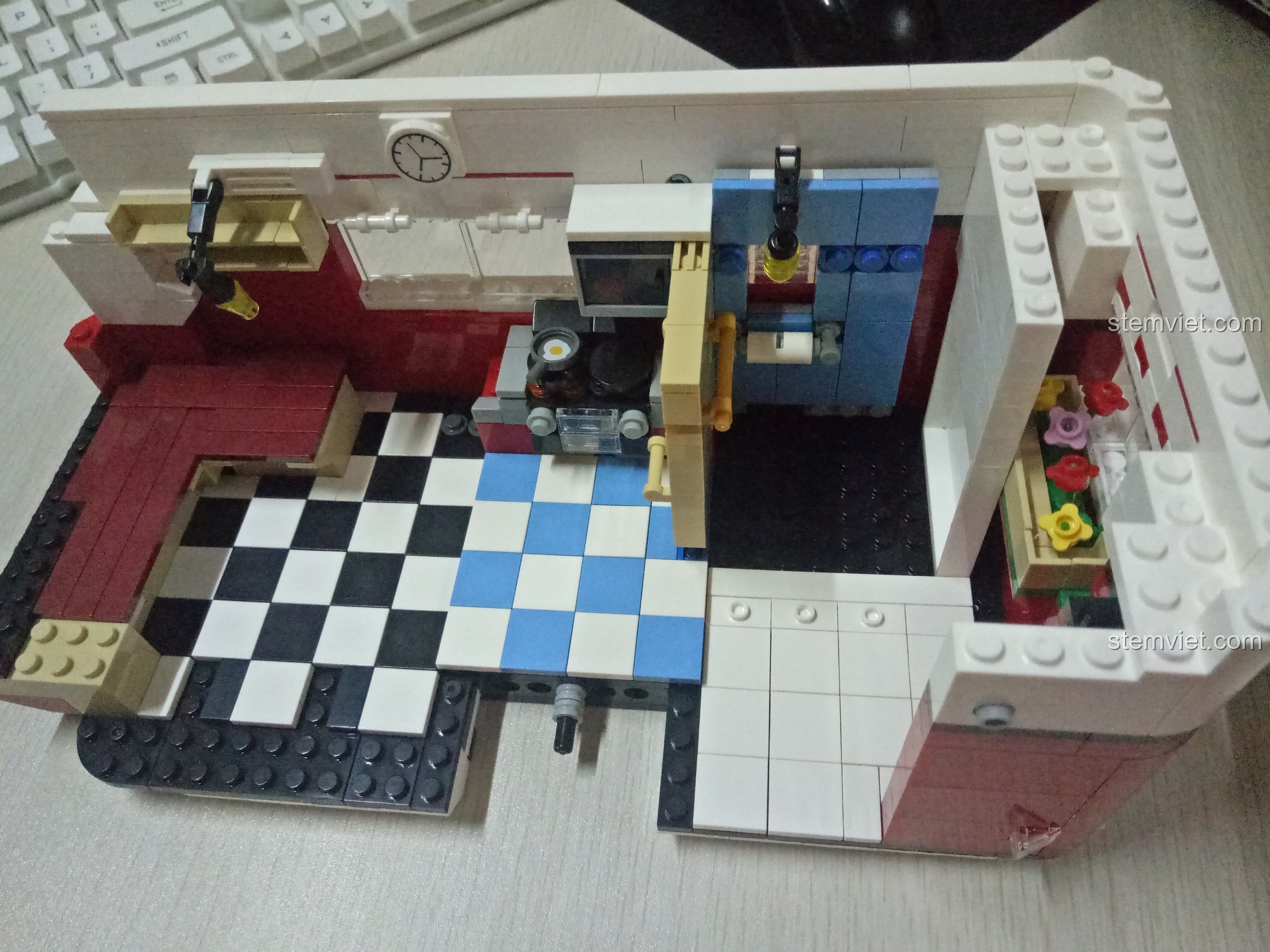 Sơ đồ hướng dẫn lắp ráp khu vực vệ sinh và sofa trong nhà moóc cắm trại.