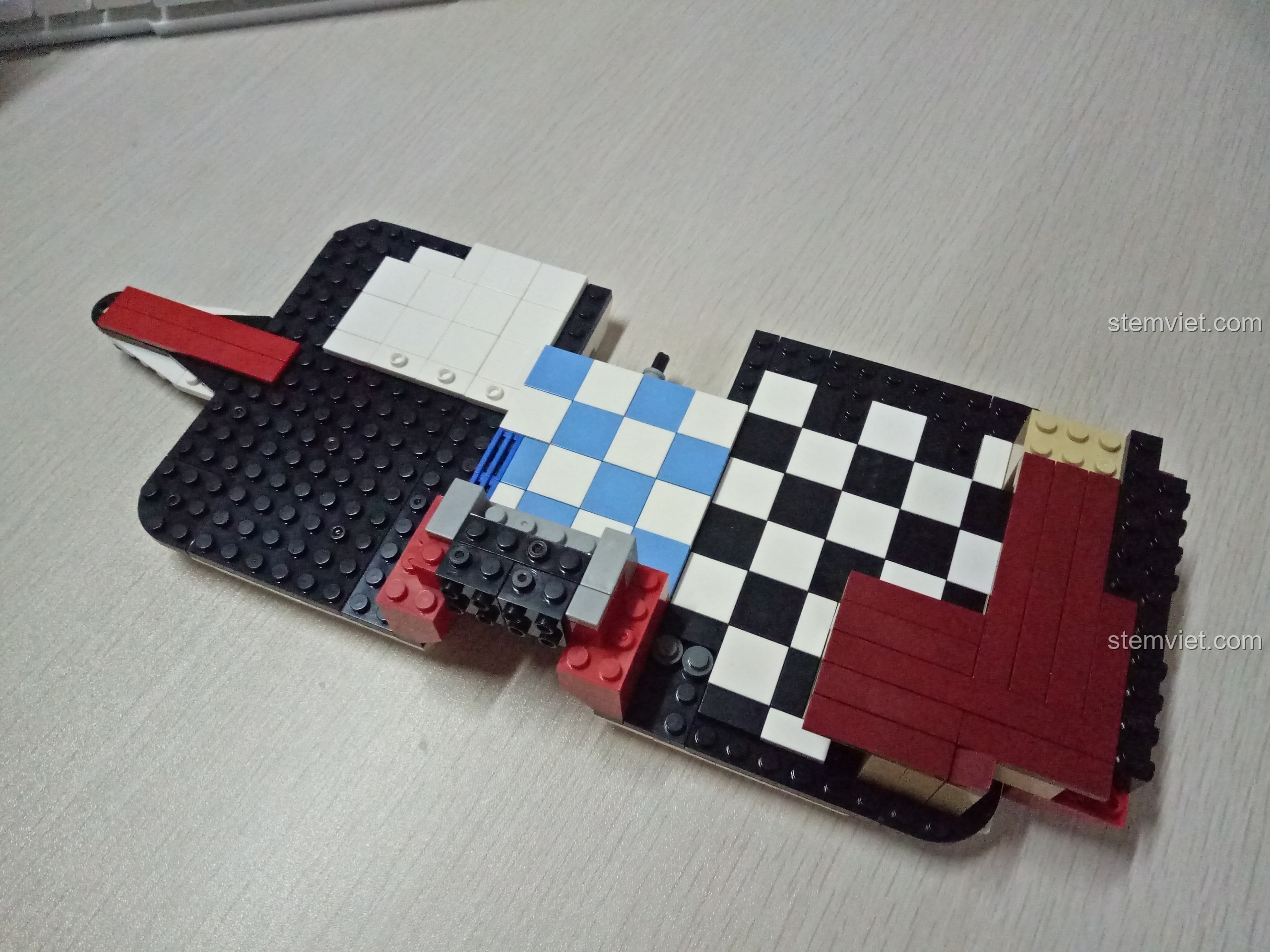 Các túi chi tiết để lắp ráp phần nội thất ban đầu của nhà moóc cắm trại.