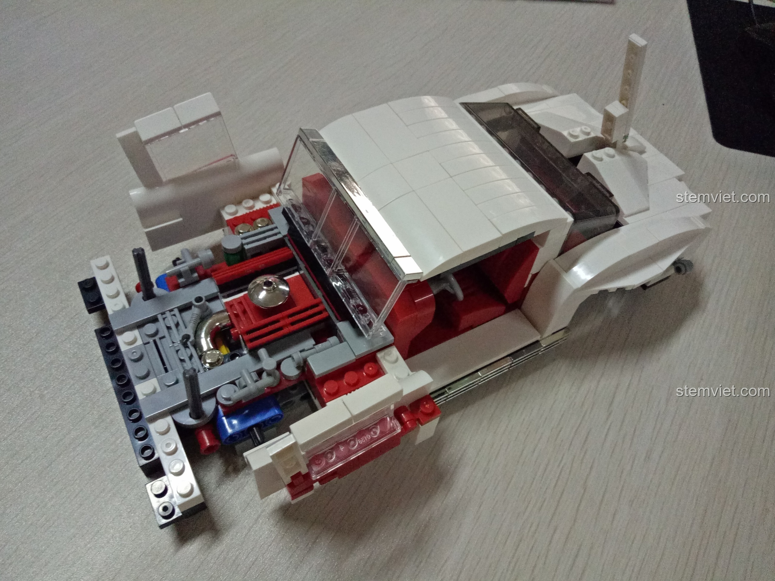 Các túi chi tiết cuối cùng để hoàn thiện xe hơi cổ điển, bao gồm bánh xe và các chi tiết mạ chrome.