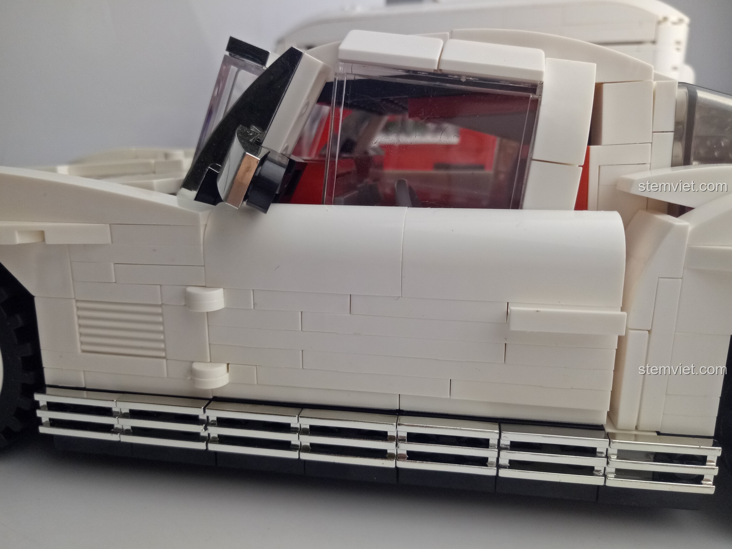 Nhà moóc cắm trại với phần mái có thể tháo rời để lộ toàn bộ nội thất bên trong.