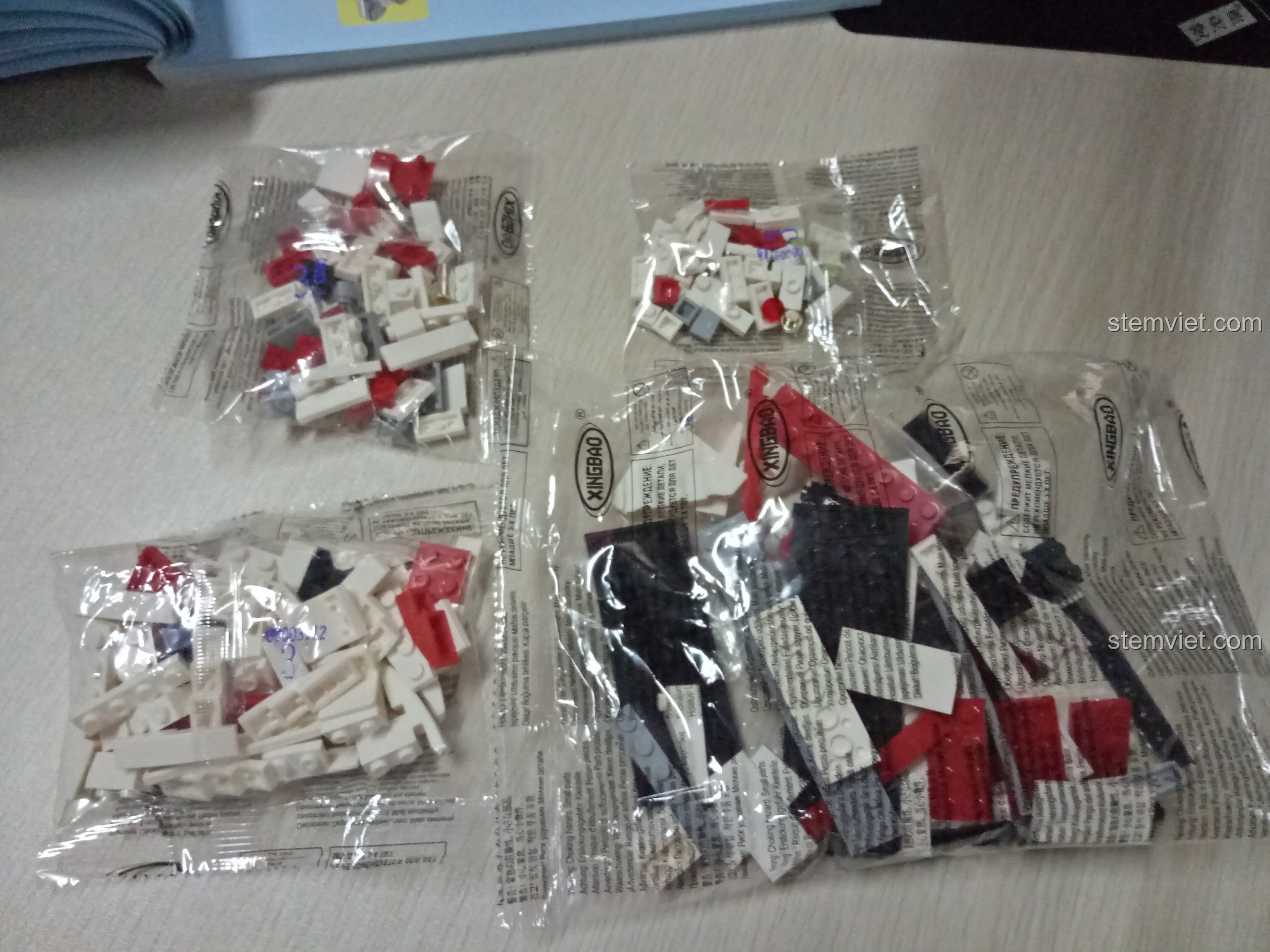 Mô hình xe hơi cổ điển với phần thân vỏ và mui xe đã được lắp ráp gần hoàn chỉnh.