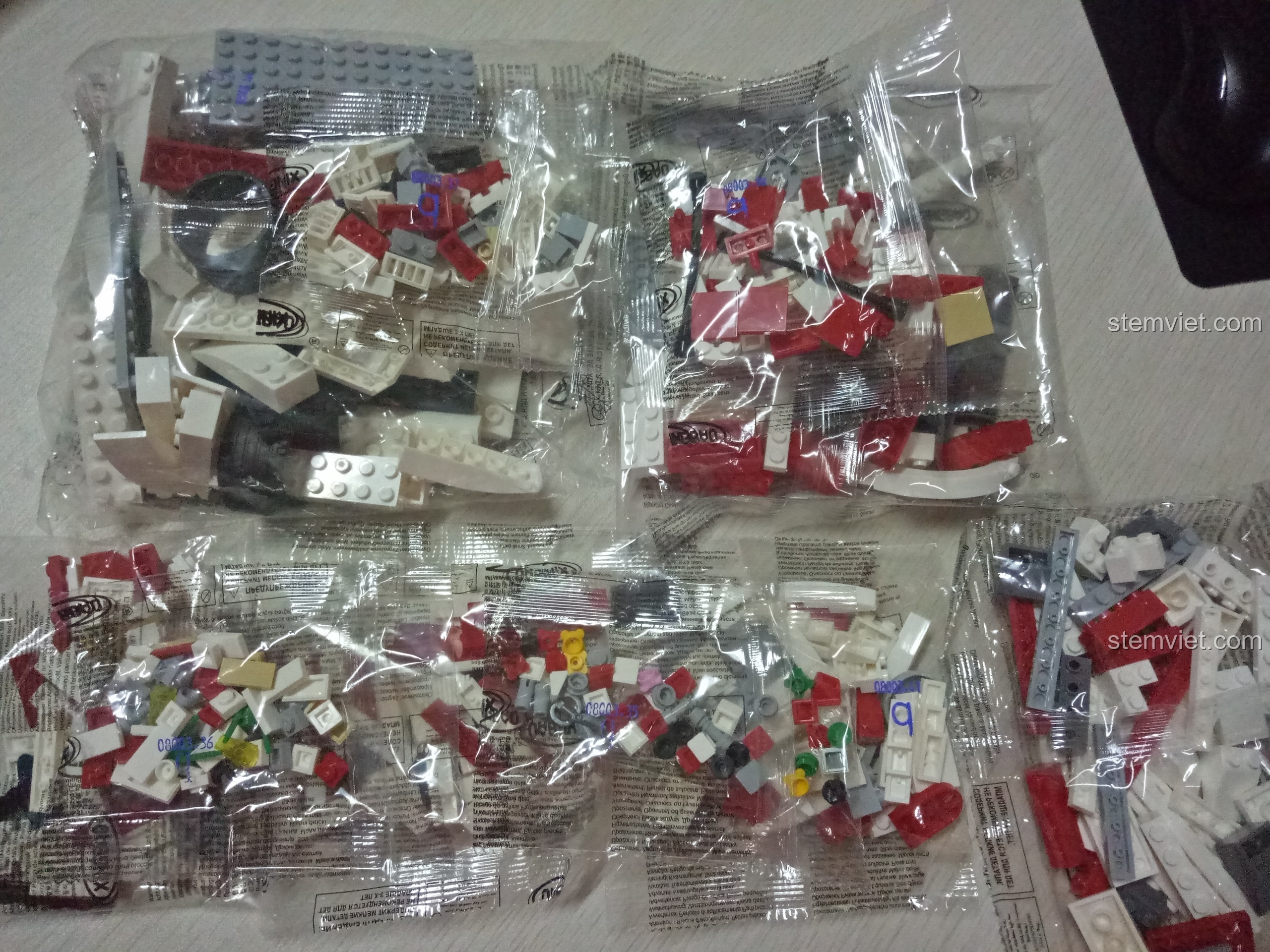 Hướng dẫn lắp các hộp dụng cụ và phụ kiện bên hông nhà moóc cắm trại.