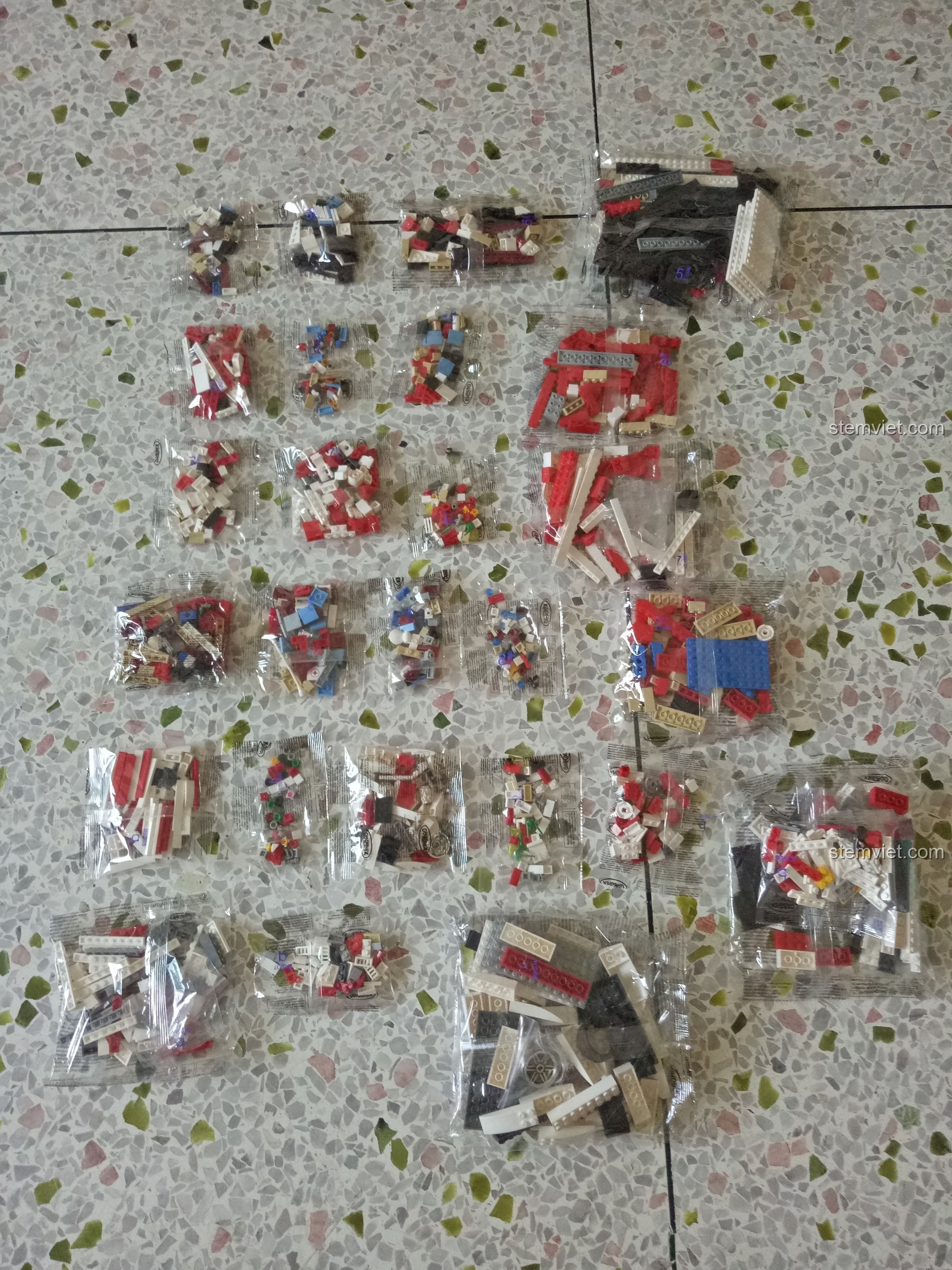 Rất nhiều túi mảnh ghép để lắp ráp nhà moóc cắm trại trong bộ đồ chơi xây dựng Kỳ nghỉ gia đình trên xe.