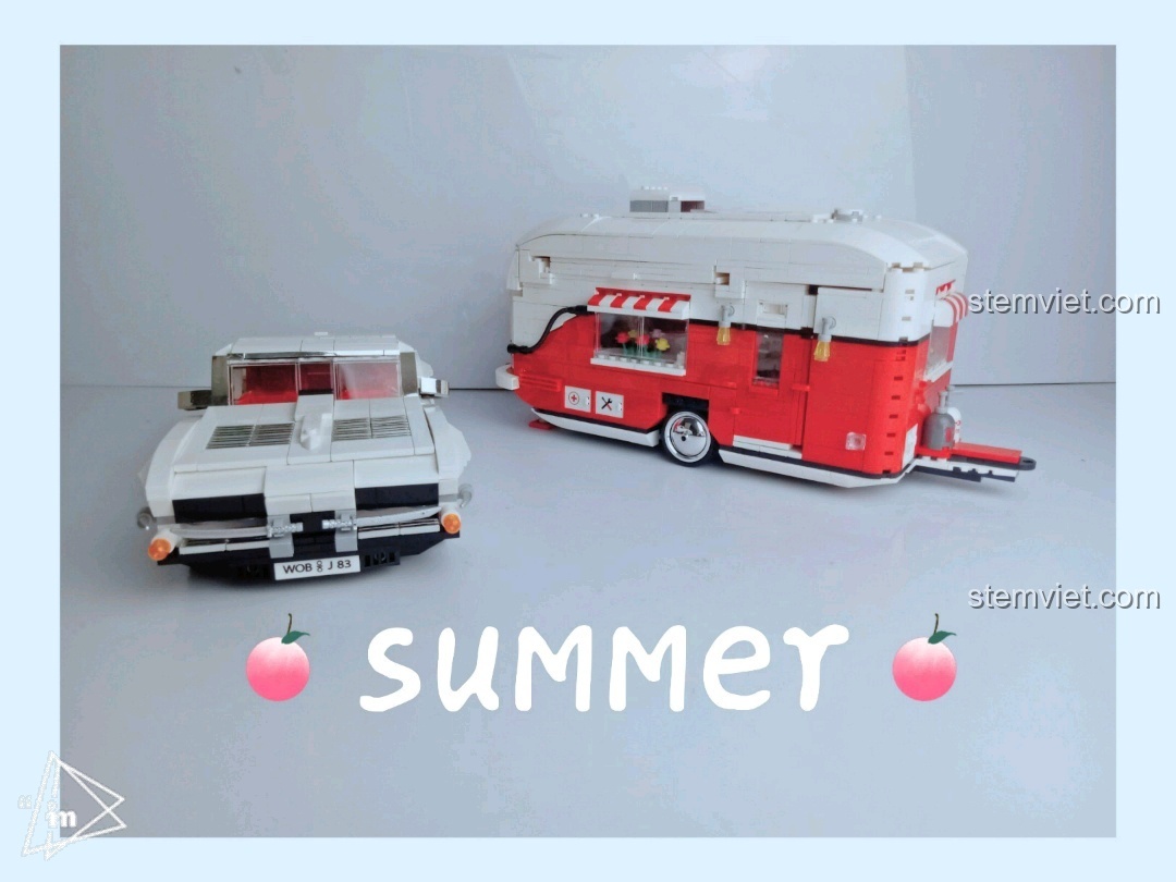 Toàn cảnh bộ đồ chơi Xingbao XB-08003 sau khi lắp ráp hoàn chỉnh, bao gồm xe, nhà moóc, gia đình và cảnh quan.