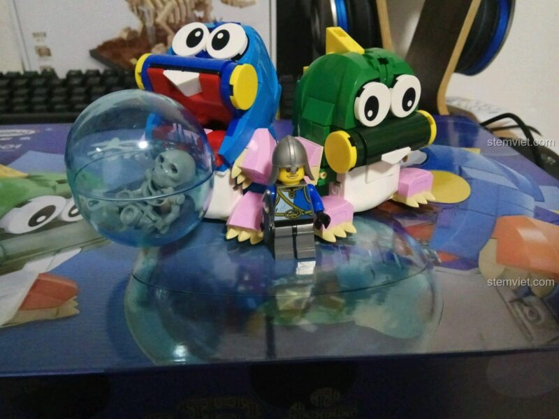 So sánh kích thước bộ lắp ráp Rồng Bong Bóng với minifigure hiệp sĩ, món đồ chơi phù hợp cho bé 6 tuổi.