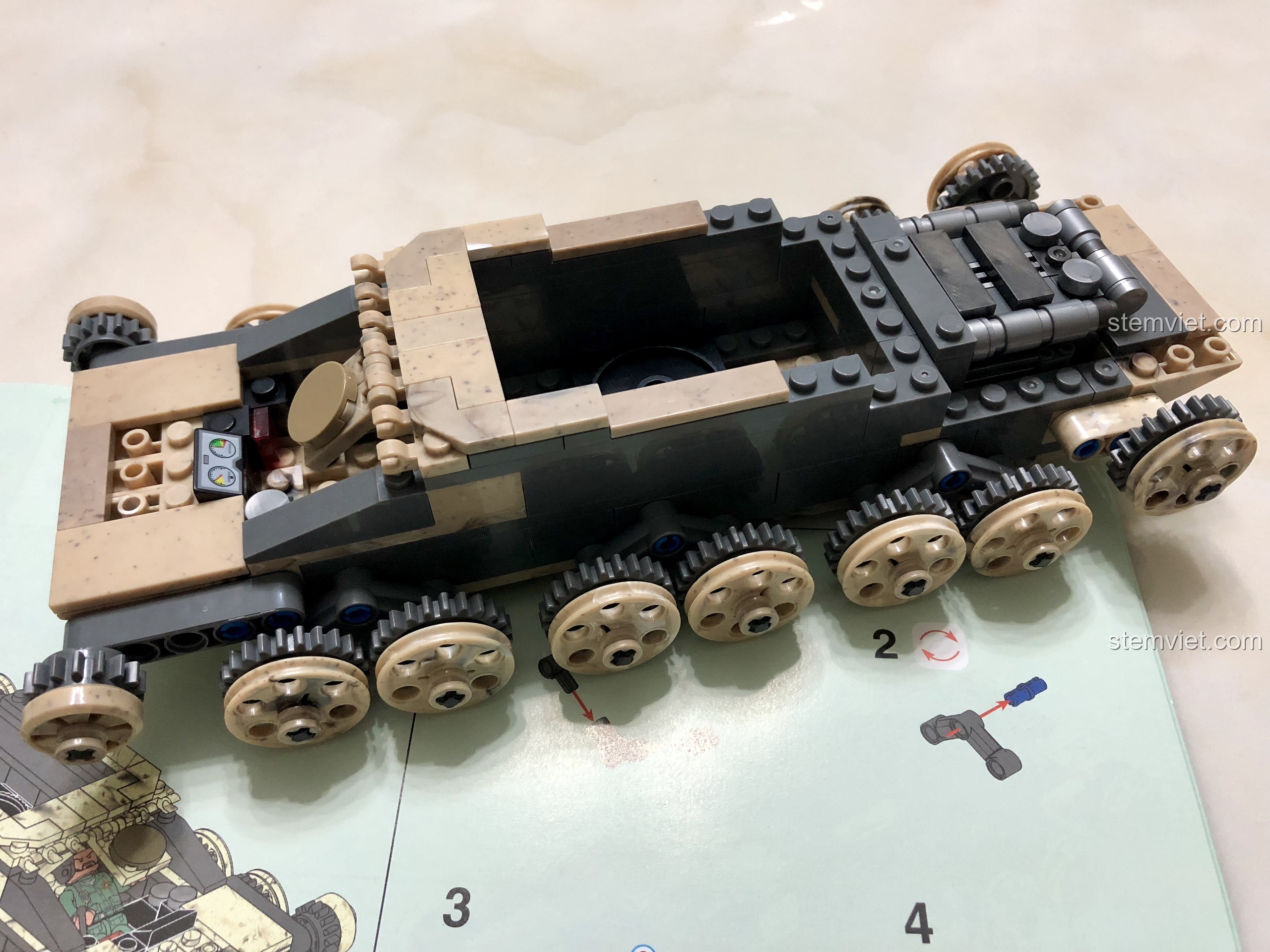 Ảnh người dùng lắp ráp phần thân trên của Mô hình xe tăng Type 99 06021 với các chi tiết ngụy trang sa mạc.