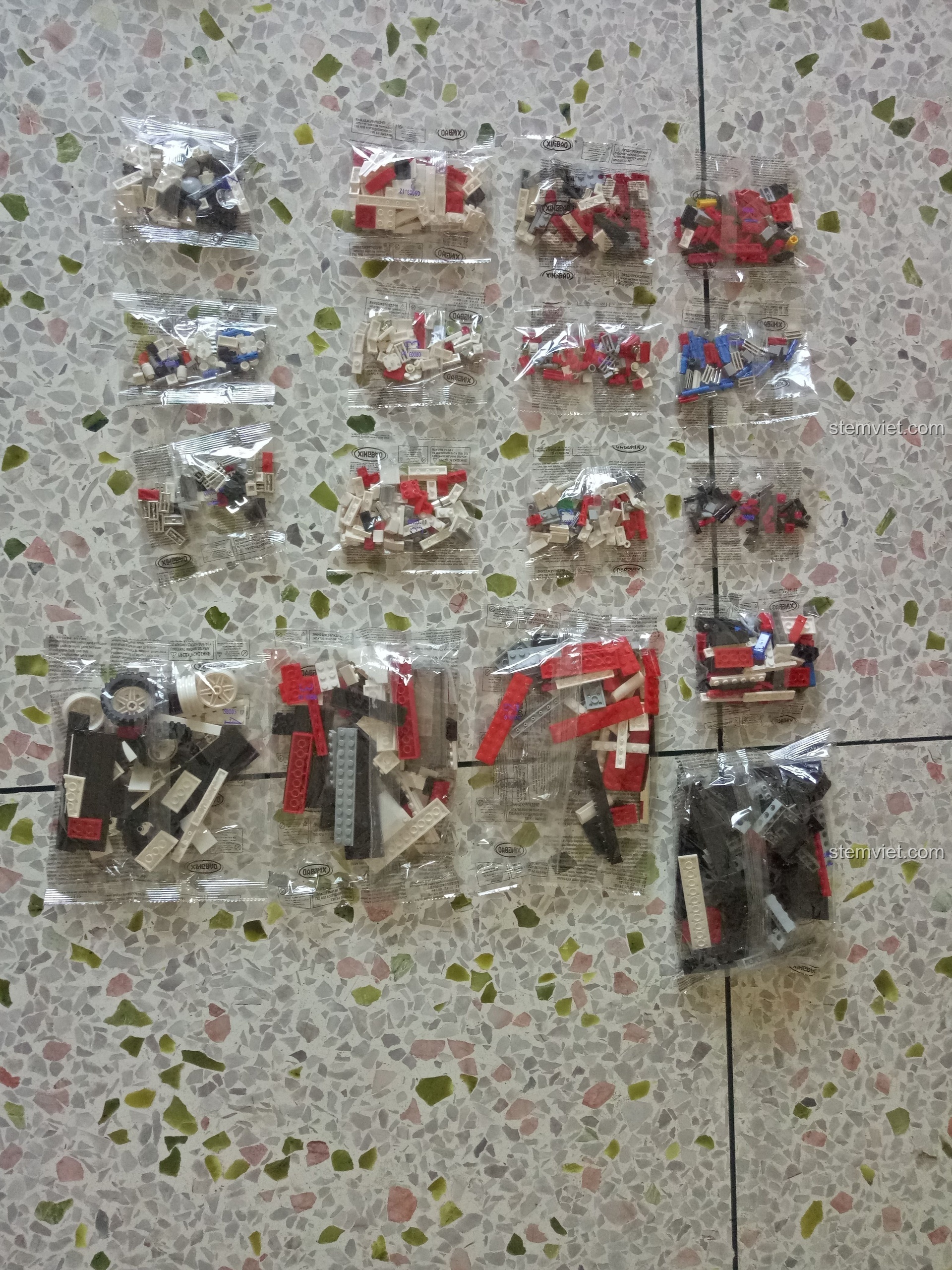 Các túi chi tiết được phân loại cho phần lắp ráp xe hơi cổ điển của bộ đồ chơi Xingbao XB08003.