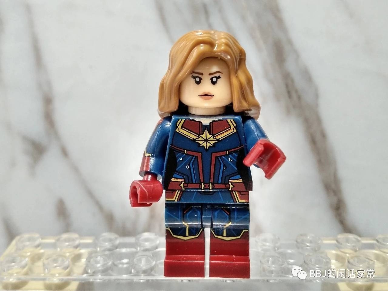 Ảnh chụp cận cảnh minifigure Captain Marvel từ bộ đồ chơi Minifigure Avengers 4 XINH X0256, phù hợp cho bé trai 6 tuổi.