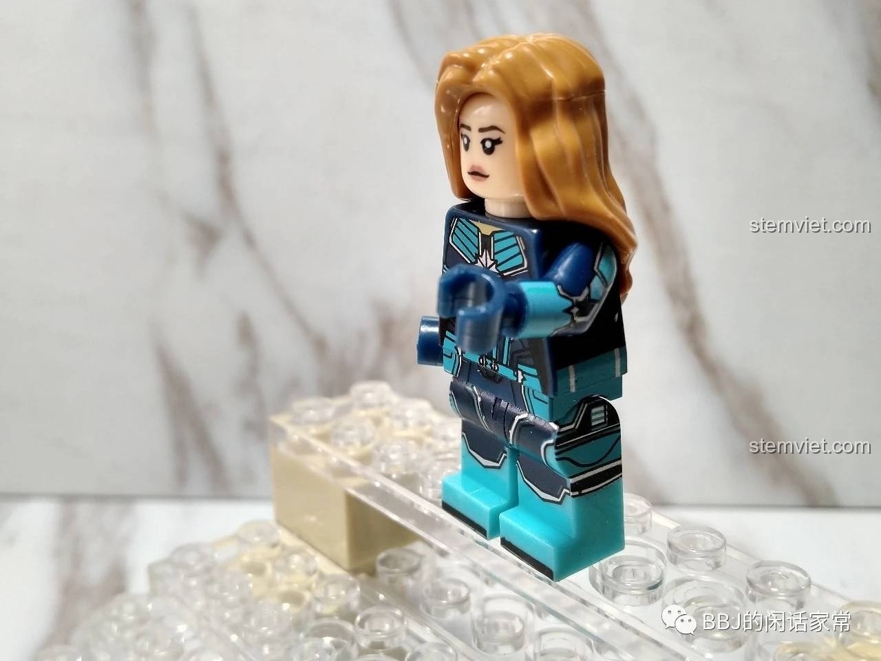 Ảnh chụp bên hông của minifigure Captain Marvel trong bộ đồ lượng tử từ bộ lắp ráp Biệt đội siêu anh hùng Avengers 4.