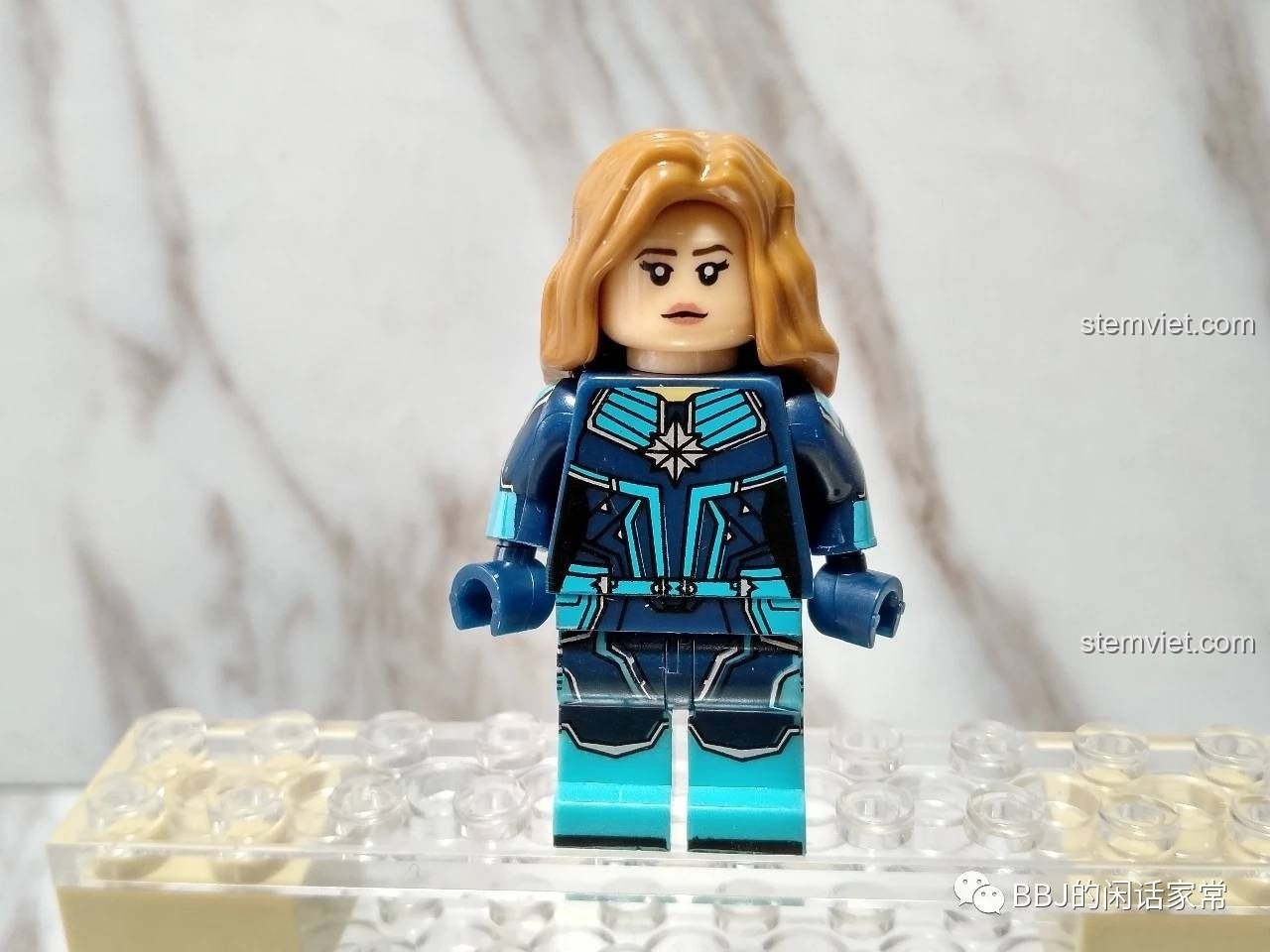 Ảnh chụp mặt trước của đồ chơi xếp hình Minifigure Captain Marvel trong bộ đồ lượng tử, mã XINH 0256.