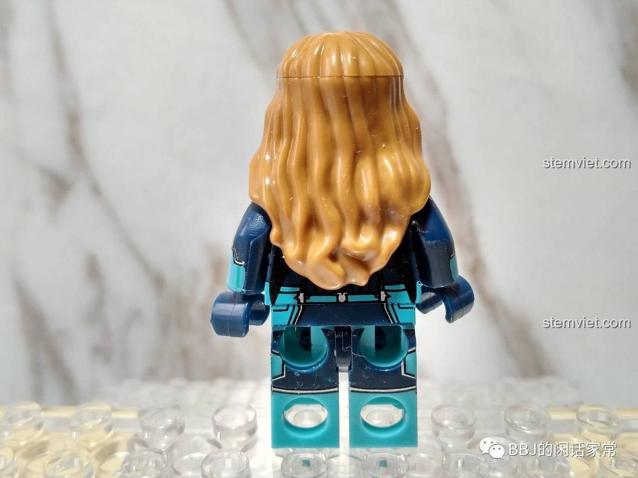 Ảnh chụp phía sau của minifigure Captain Marvel trong bộ đồ lượng tử, mã XINH 256.