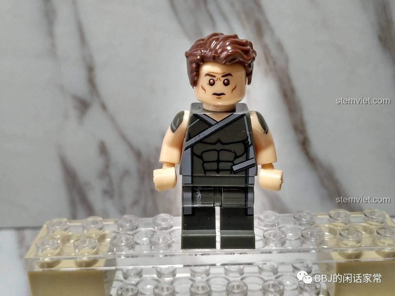 Ảnh chụp cận cảnh minifigure Hawkeye Ronin từ bộ đồ chơi Minifigure Avengers Endgame X0256, giá rẻ.