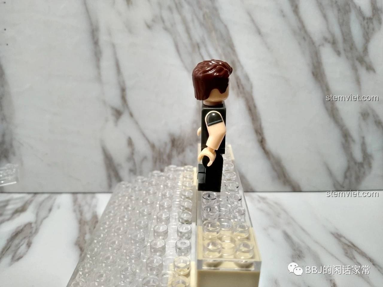 Ảnh chụp bên hông của Minifigure Hawkeye Ronin XINH, thể hiện chi tiết in trên cánh tay và thân.