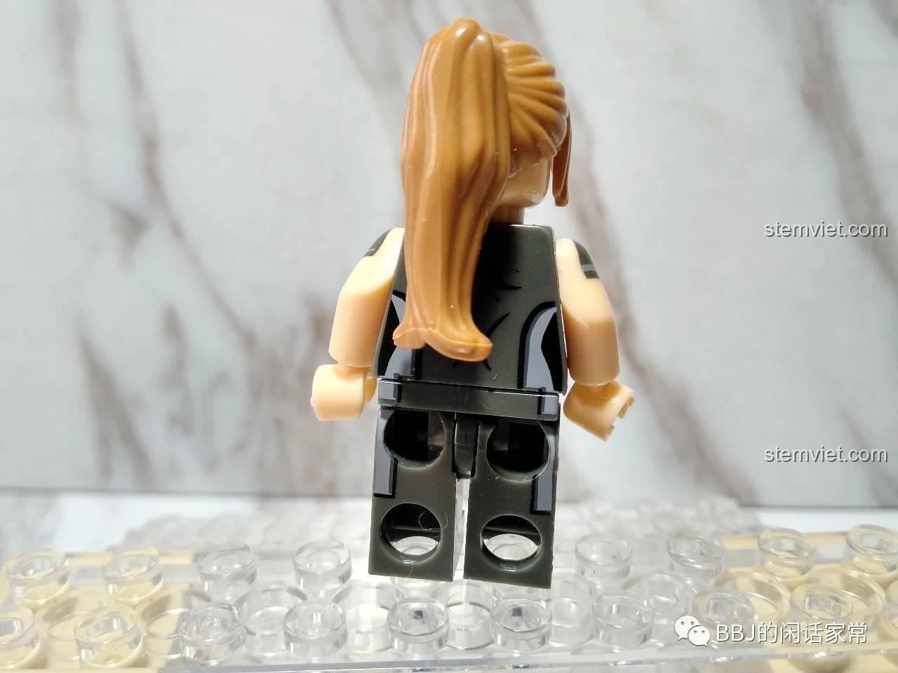 Ảnh chụp phía sau của Minifigure Hawkeye Ronin, cho thấy chi tiết tóc và trang phục từ bộ XINH X 0256.