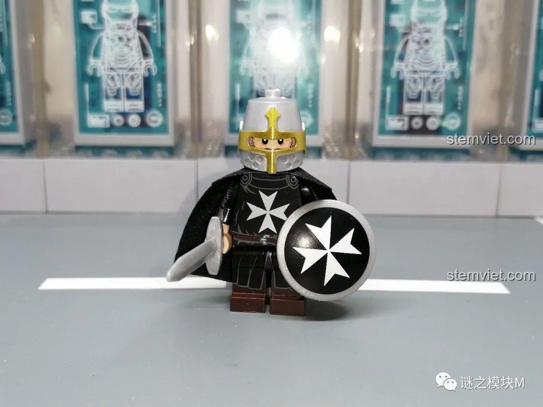 Mặt sau của minifigure Hiệp sĩ Mộ Thánh XINH XH1736 với chi tiết in trên áo choàng.