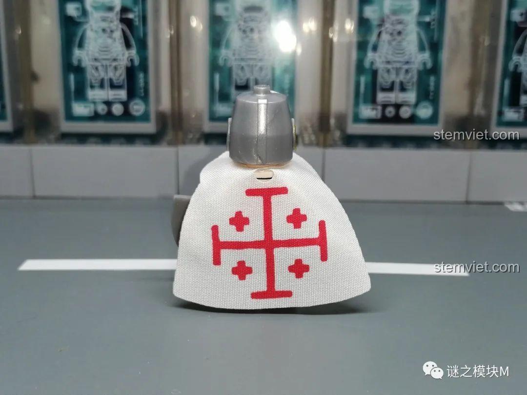 Ảnh review chi tiết minifigure Hiệp sĩ Mộ Thánh XINH XH1736 với áo choàng và khiên in sắc nét.