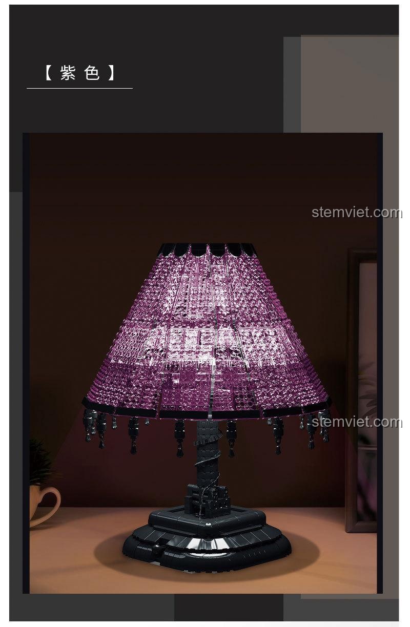 Đèn bàn hình thang cổ điển XMORK 031021 màu tím hồng trong không gian phòng, tạo điểm nhấn trang trí đẹp mắt.