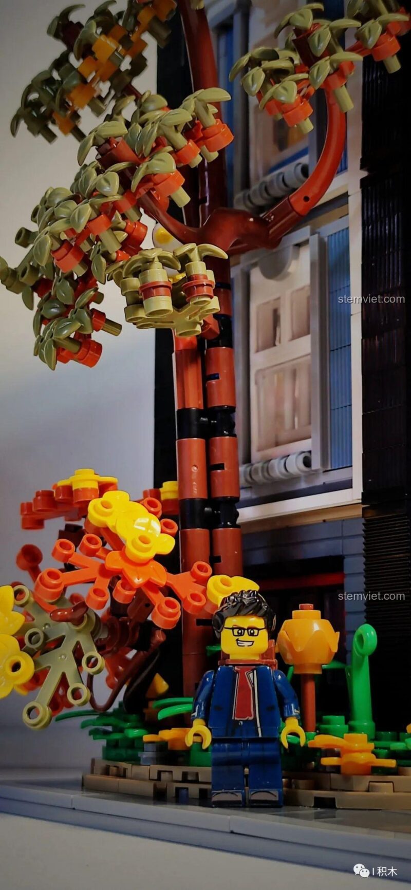 Minifigure bước lên cầu thang xoắn ốc trong phòng làm việc.