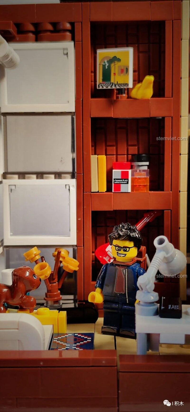 Minifigure đứng trước cửa phòng tắm.