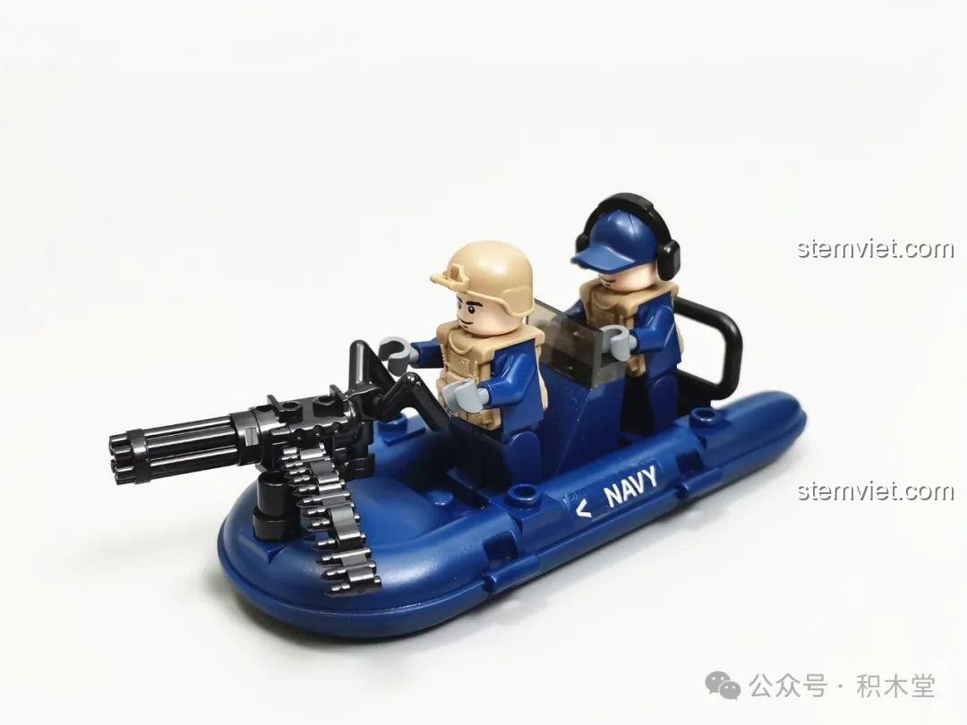 Cận cảnh xuồng cao su trinh sát với hai minifigures lính đặc nhiệm từ bộ đồ chơi xây dựng Tàu chiến Type 055.