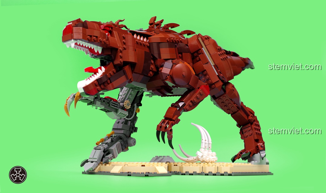Góc nhìn khác của MOC Khủng long máy, nửa thân là máy móc và nửa thân là khủng long sinh học màu nâu đỏ.