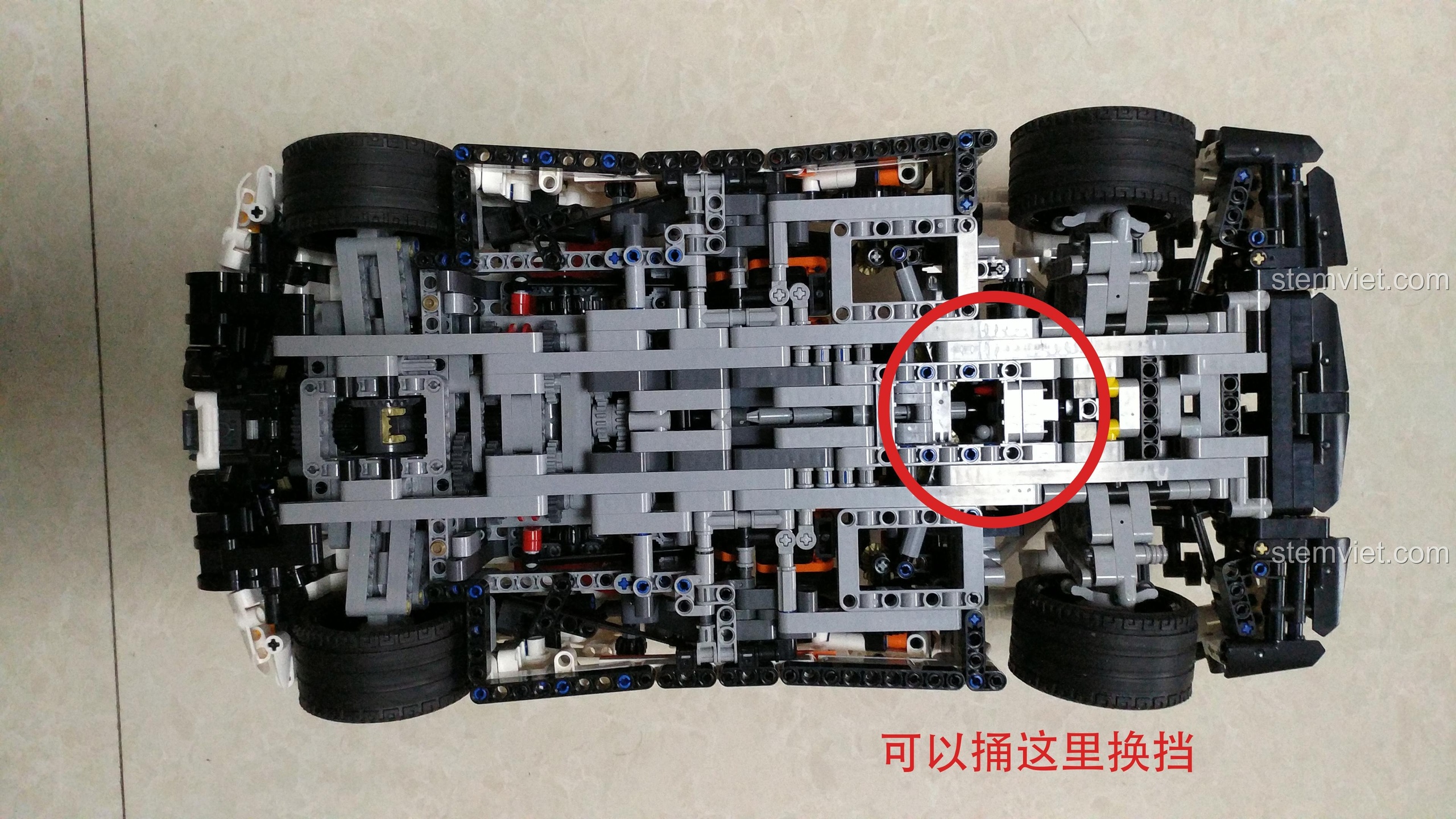 Hình ảnh khung gầm của bộ lắp ghép Siêu xe Koenigsegg One:1 YILE 915A, chỉ ra vị trí có thể dùng dụng cụ để chuyển số dễ dàng hơn.