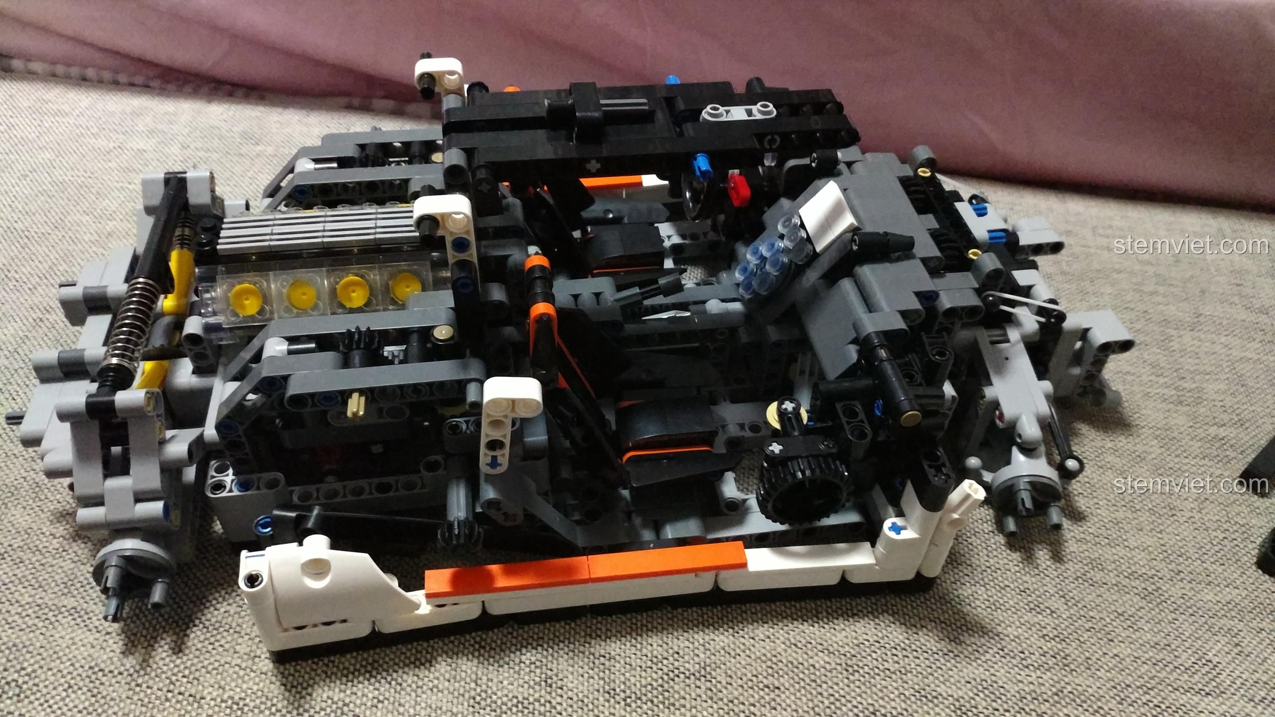 Hướng dẫn sửa lỗi lắp ráp trong sách hướng dẫn của đồ chơi mô hình YILE 915A, chi tiết về việc lắp sai vị trí ống lót.