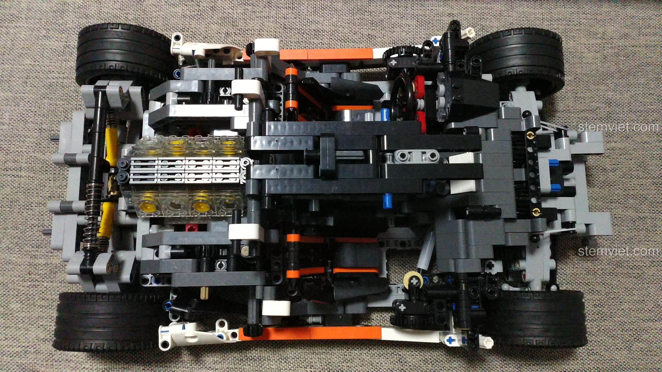 Quá trình lắp ráp khung gầm và động cơ của Mô hình Koenigsegg One:1 915A, thể hiện sự phức tạp của các chi tiết Technic.