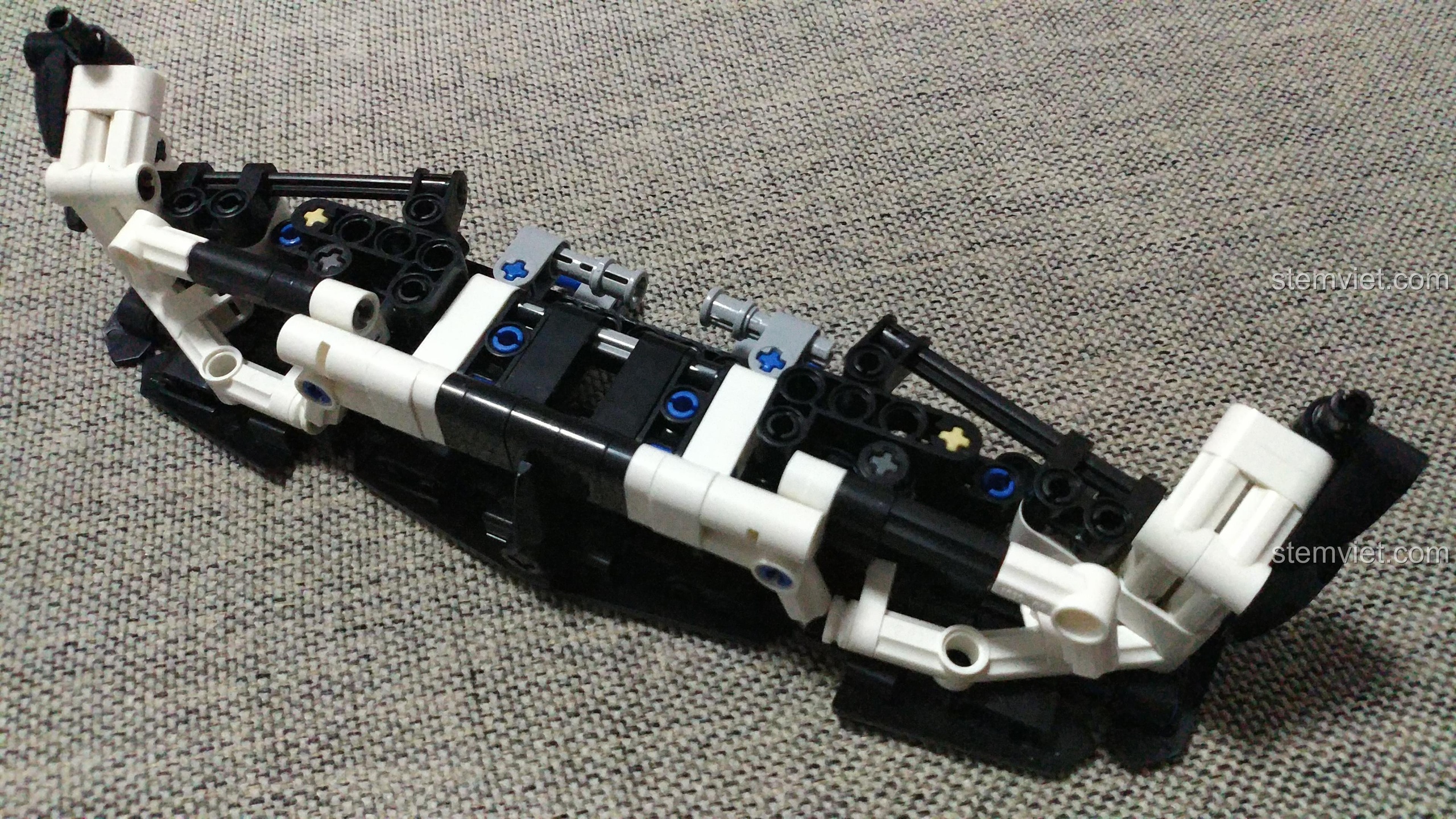 Ảnh chụp từ trên xuống khung gầm của bộ lắp ghép YILE 915A, cho thấy rõ cấu trúc động cơ V8 và hộp số.