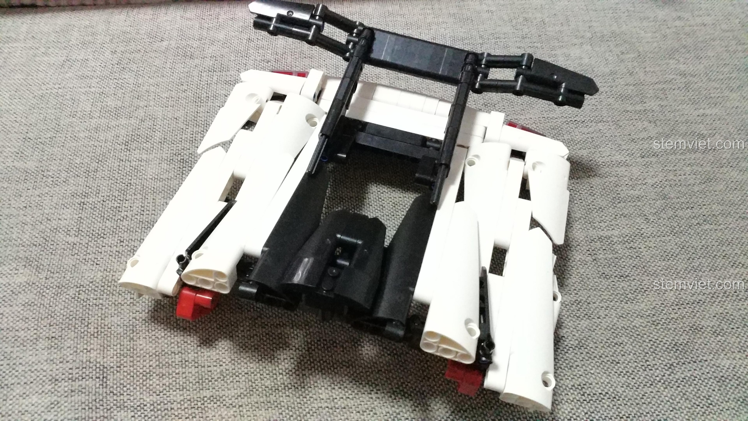 Phần đuôi xe và cánh gió của Mô hình Koenigsegg One:1 915A đang được hoàn thiện, một món quà sinh nhật tuyệt vời cho người đam mê kỹ thuật.