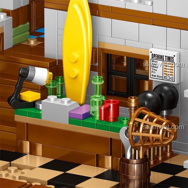 Mô hình Cửa hàng đồ câu cũ ZHEGAO 981 đặt trong bối cảnh bãi biển, làm nổi bật vẻ đẹp của sản phẩm.