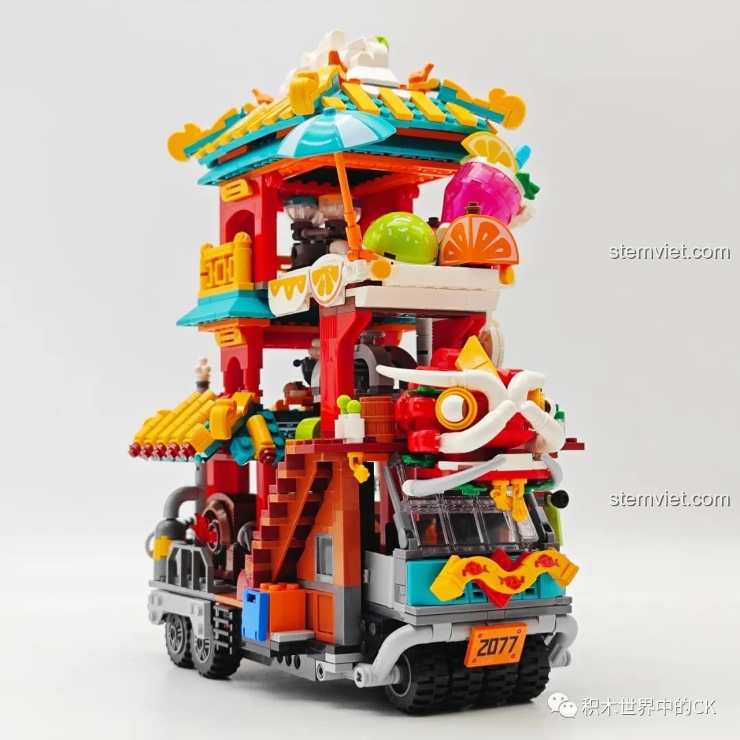 Góc nhìn bên trái của mô hình xe tải Zhegao 6134 với cầu thang và đầu rồng.