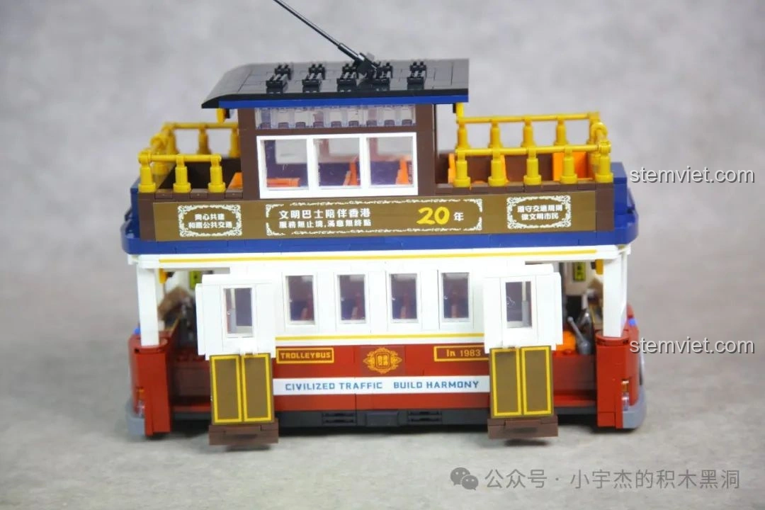 Góc nhìn so sánh hai mô hình xe điện cổ điển, bao gồm ZHEGAO 991011 Xe Điện Cổ Điển Nostalgic, làm nổi bật sự khác biệt trong thiết kế.