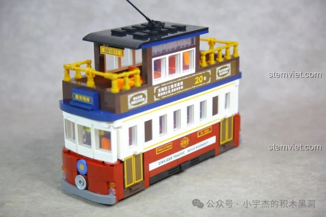 So sánh kích thước và thiết kế của ZHEGAO 991011 Xe Điện Cổ Điển Nostalgic với một mô hình xe buýt hai tầng khác, cho thấy sự đa dạng.