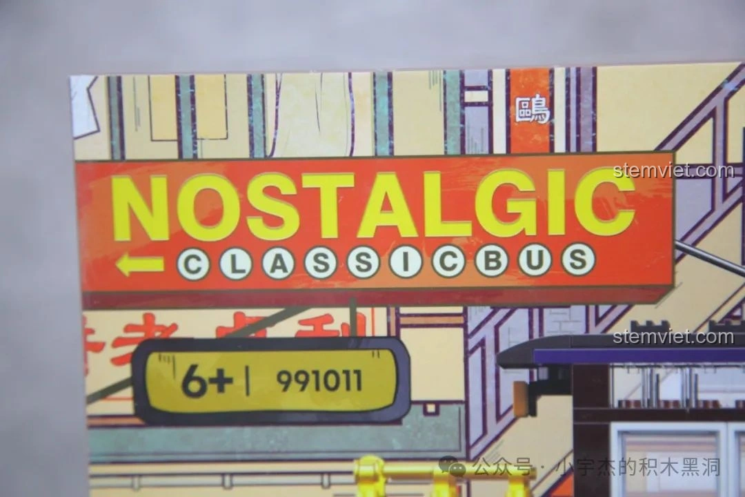 Chi tiết tên sản phẩm 'Nostalgic Classic Bus' và mã số 991011 cùng độ tuổi 6+ trên hộp đồ chơi ZHEGAO 991011 Xe Điện Cổ Điển Nostalgic.