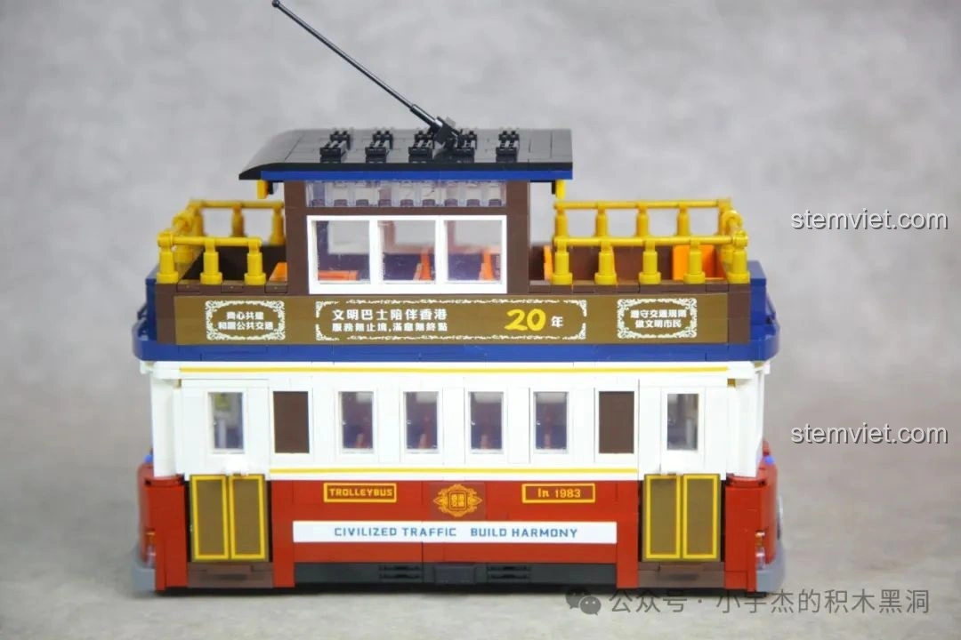 Góc nhìn khác của tính năng cửa trượt mở trên mô hình ZHEGAO 991011 Xe Điện Cổ Điển Nostalgic, cho thấy cơ chế hoạt động mượt mà.