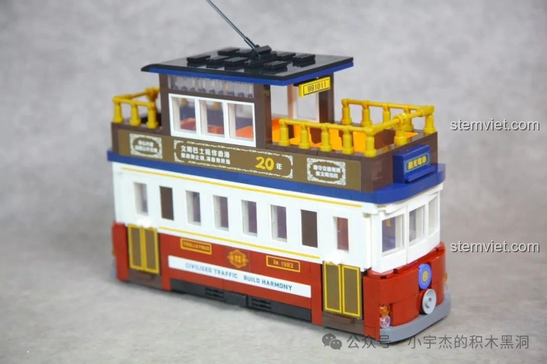 Tính năng cửa trượt mở được của mô hình ZHEGAO 991011 Xe Điện Cổ Điển Nostalgic, tăng tính tương tác và chân thực cho đồ chơi lắp ráp.