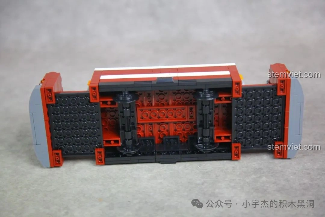 Mặt dưới của khung gầm xe điện ZHEGAO 991011 Xe Điện Cổ Điển Nostalgic, cho thấy thiết kế trục bánh xe và cấu trúc chắc chắn.