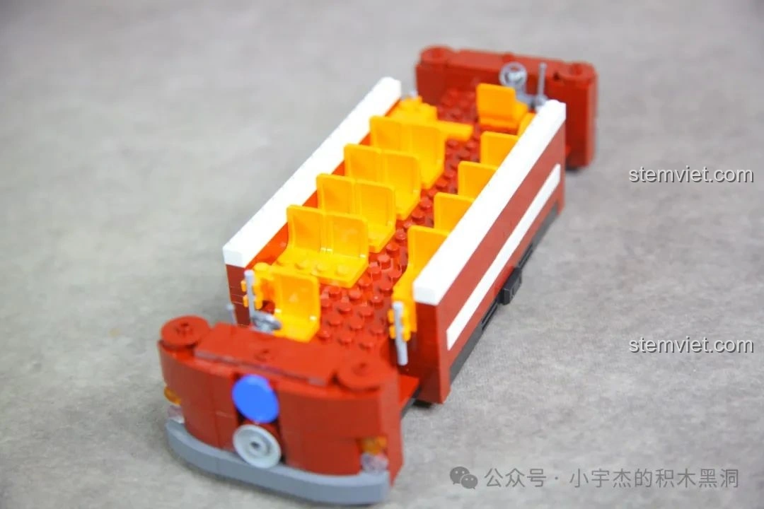 Góc nhìn khác của phần khung gầm và ghế ngồi đã lắp xong trong bộ ZHEGAO 991011 Xe Điện Cổ Điển Nostalgic, cho thấy sự sắp xếp gọn gàng.