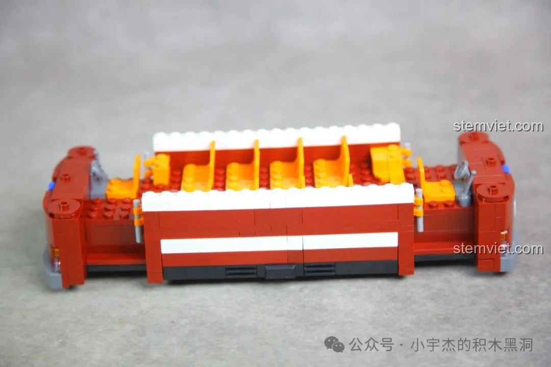 Tiến độ lắp ráp bước 1 của ZHEGAO 991011 Xe Điện Cổ Điển Nostalgic, hoàn thành phần khung gầm và các hàng ghế ngồi bên trong xe điện.