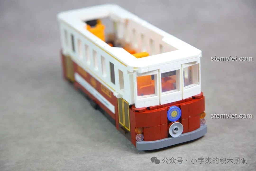 Góc nhìn khác của tầng dưới đã lắp xong trong bộ ZHEGAO 991011 Xe Điện Cổ Điển Nostalgic, cho thấy sự hài hòa về màu sắc và thiết kế.