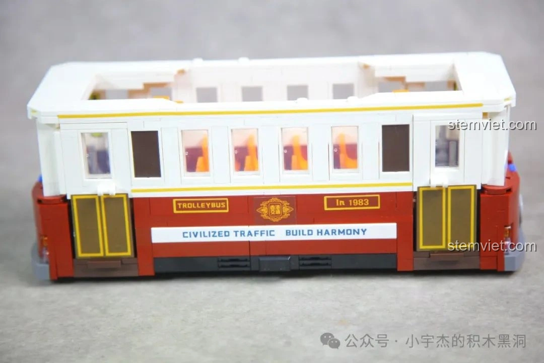 Tiến độ lắp ráp bước 2 của ZHEGAO 991011 Xe Điện Cổ Điển Nostalgic, hoàn thành tầng dưới của xe điện với các cửa sổ và chi tiết bên ngoài.