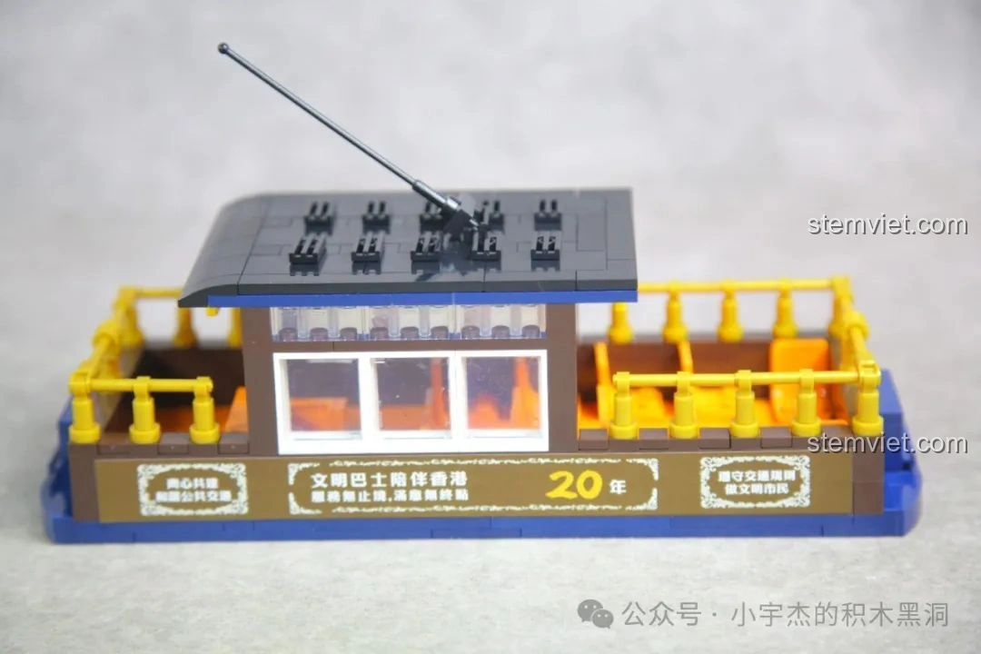 Góc nhìn khác của tầng trên đã lắp xong trong bộ ZHEGAO 991011 Xe Điện Cổ Điển Nostalgic, cho thấy các hàng ghế được sắp xếp gọn gàng.