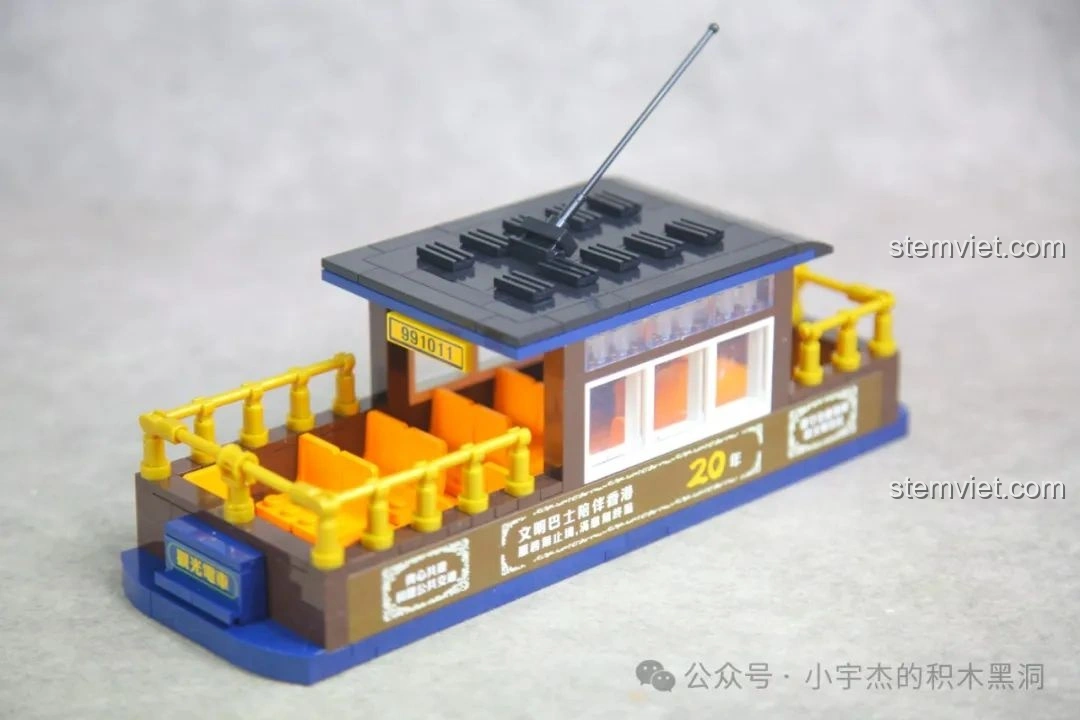 Tính năng tháo rời tầng trên của mô hình ZHEGAO 991011 Xe Điện Cổ Điển Nostalgic, giúp dễ dàng quan sát nội thất và tương tác với mô hình.