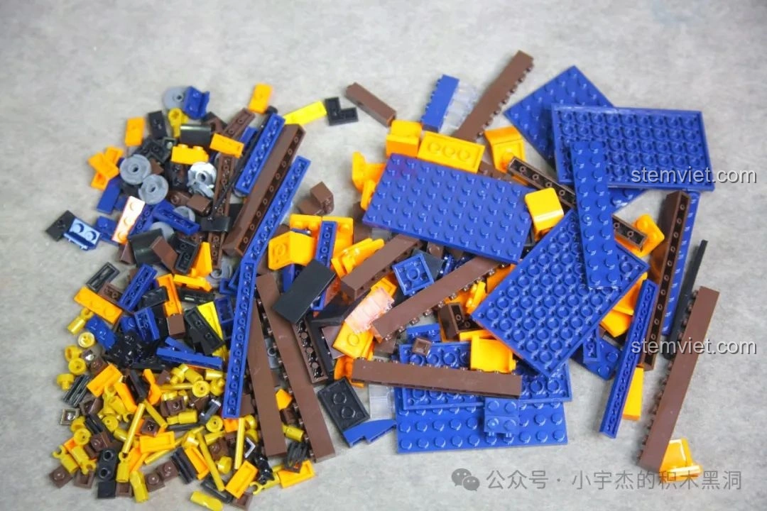 Tiến độ lắp ráp bước 3 của ZHEGAO 991011 Xe Điện Cổ Điển Nostalgic, hoàn thành tầng trên của xe điện với thiết kế nửa mở và các chi tiết trang trí.