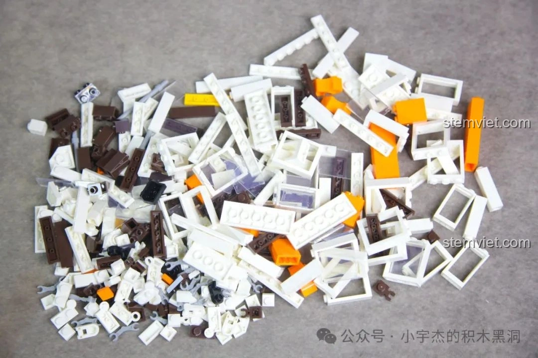 Các mảnh ghép từ túi số 2 của bộ ZHEGAO 991011 Xe Điện Cổ Điển Nostalgic, bao gồm nhiều chi tiết cửa sổ trong suốt, tăng tính chân thực.